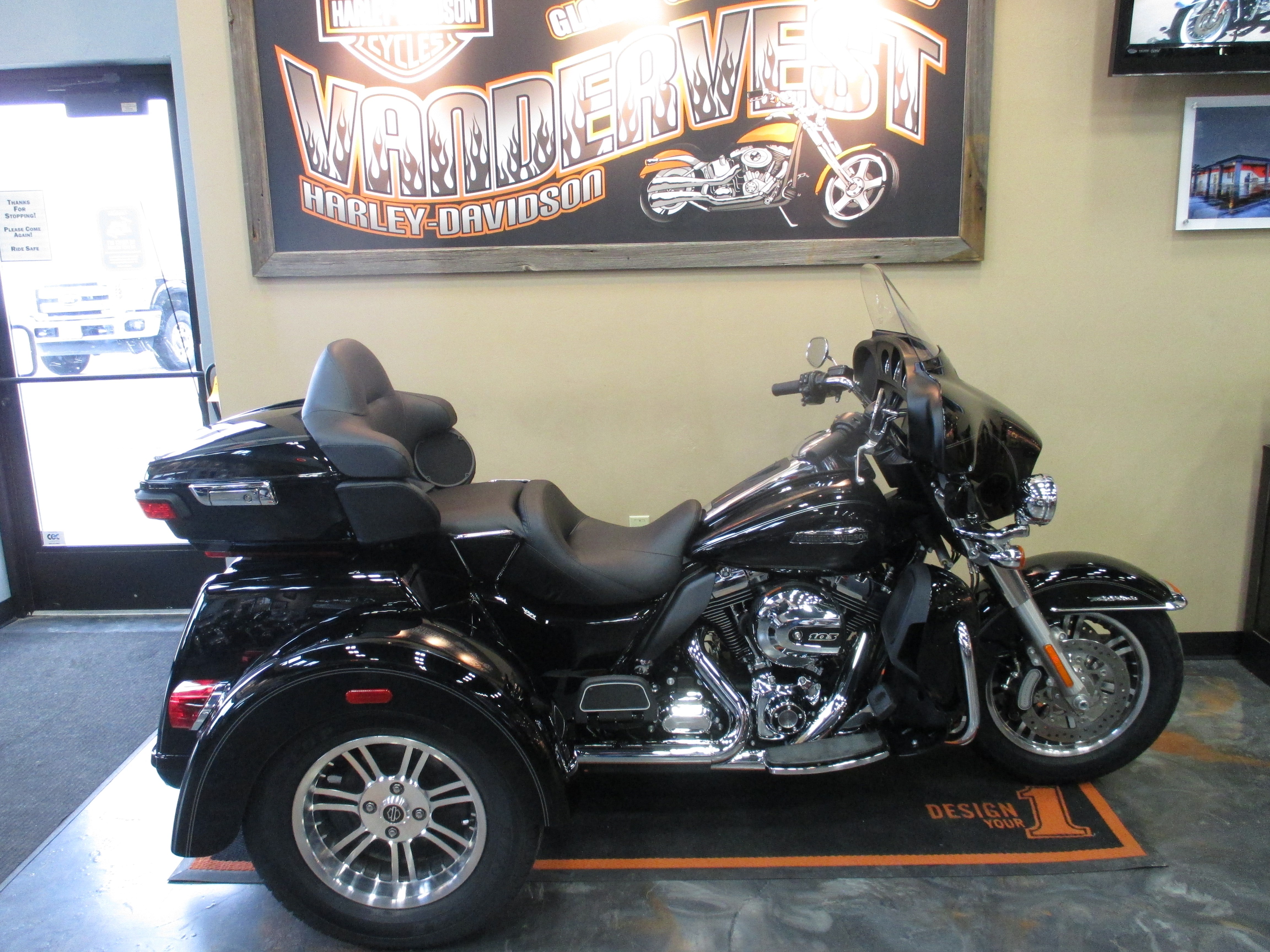 2016 HarleyDavidson® FLHTCUTG Tri Glide® Ultra Black 2016 Harley